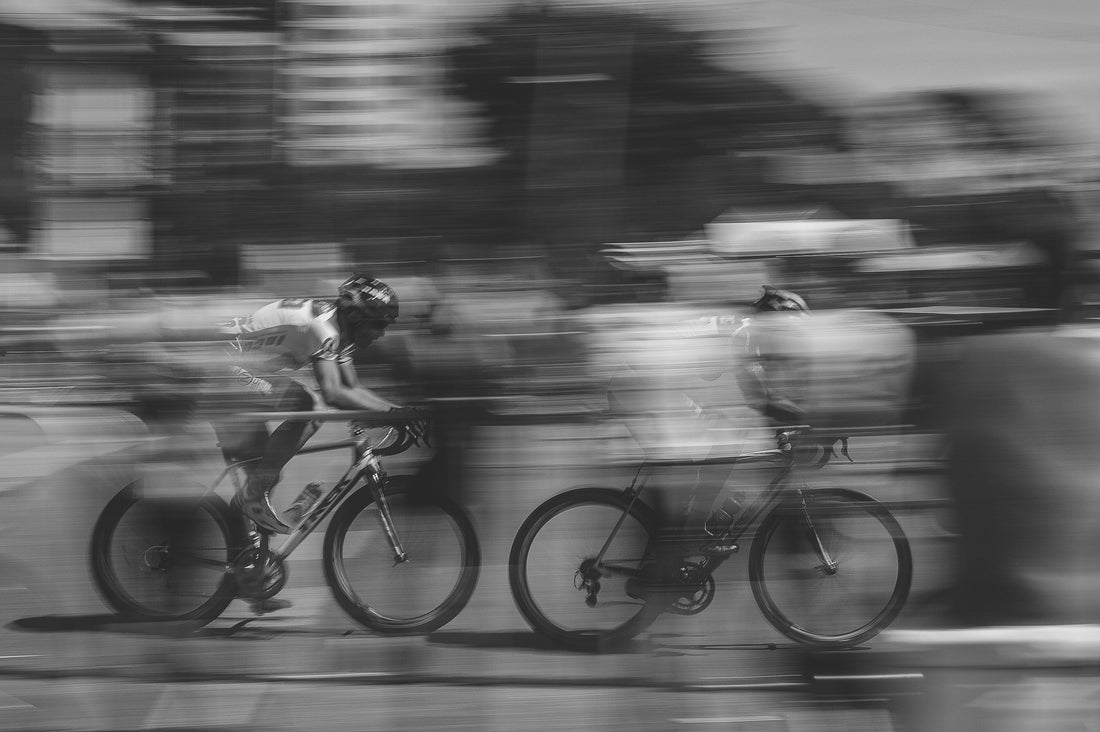 Zwei Fahrradfahrer, die schnell in einem Wettkampf fahren und dabei viel schwitzen und Elektrolyte brauchen
